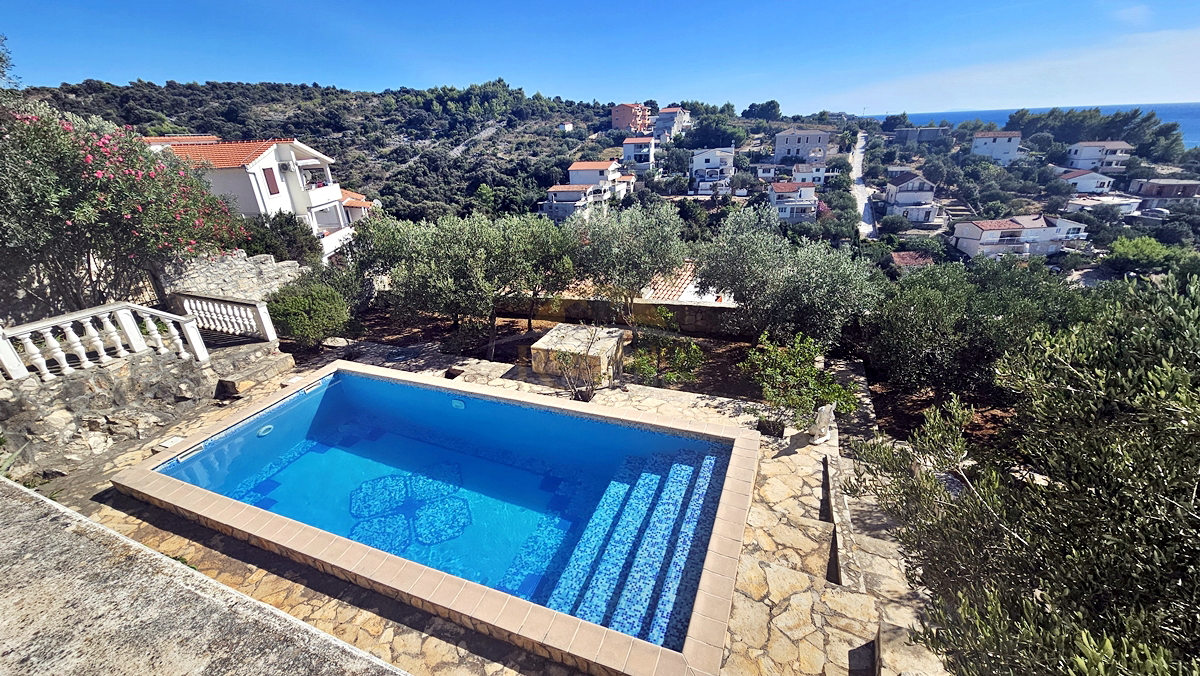 Bellissima casa dalmata a Sevid in ottima posizione con piscina e vista